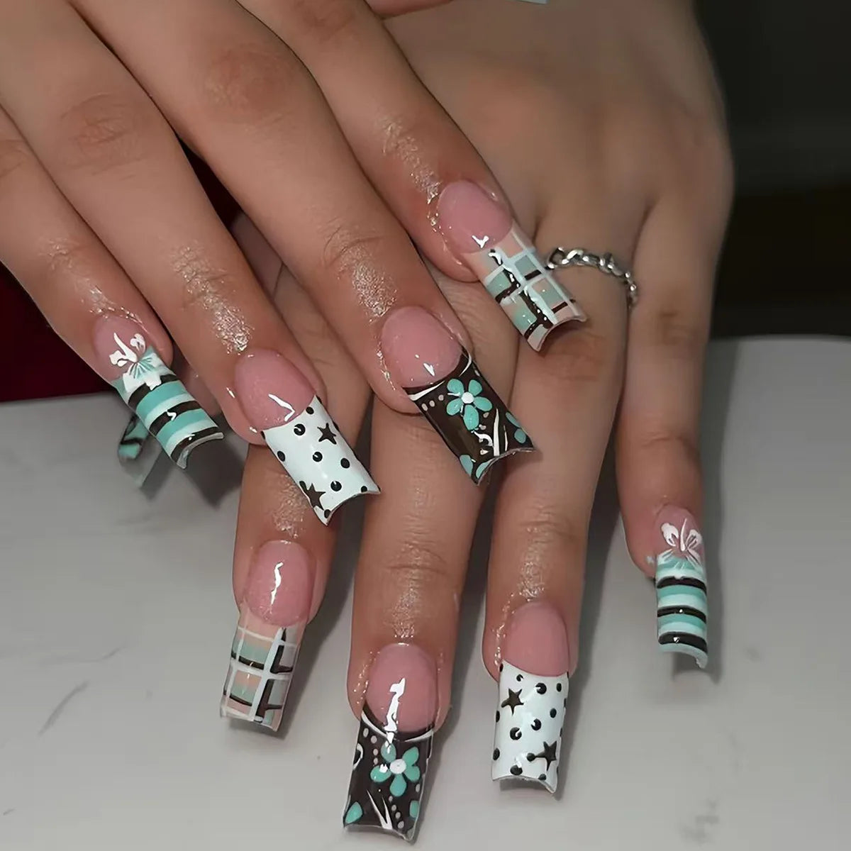 24 faux ongles carrés longs à poser avec imprimé léopard, design français 3D cerise, strass, couvrant entièrement