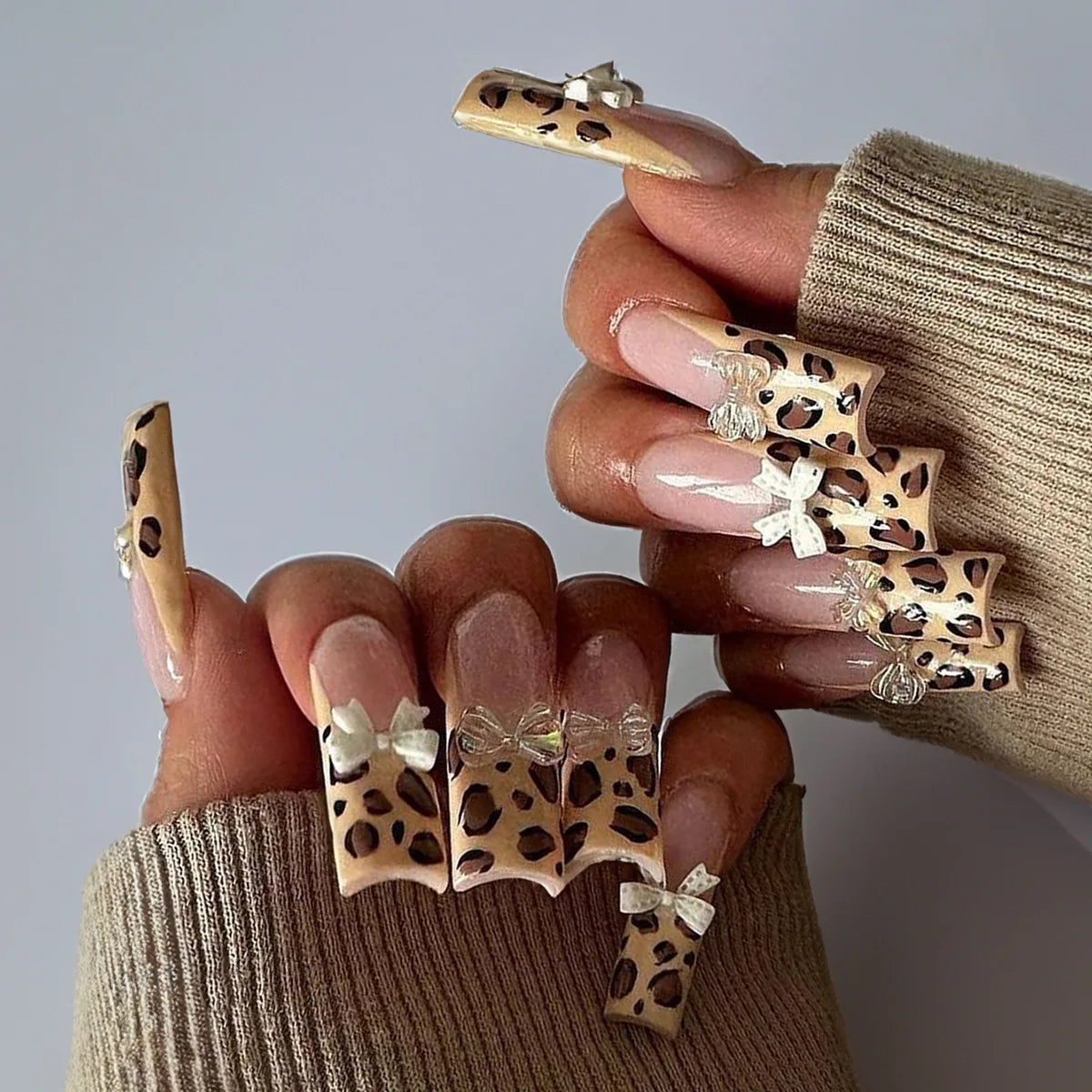 24 faux ongles carrés longs à poser avec imprimé léopard, design français 3D cerise, strass, couvrant entièrement