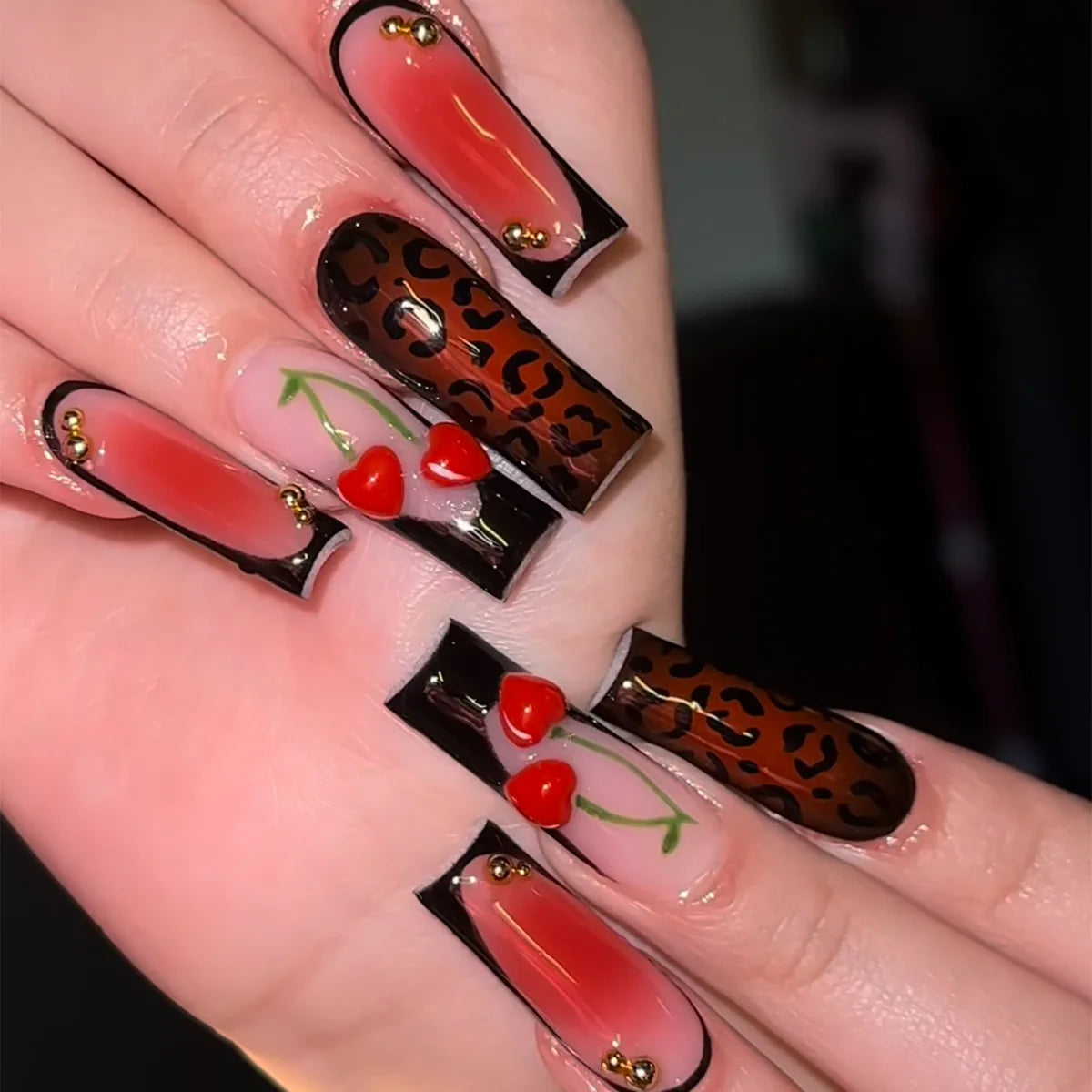 24 faux ongles carrés longs à poser avec imprimé léopard, design français 3D cerise, strass, couvrant entièrement